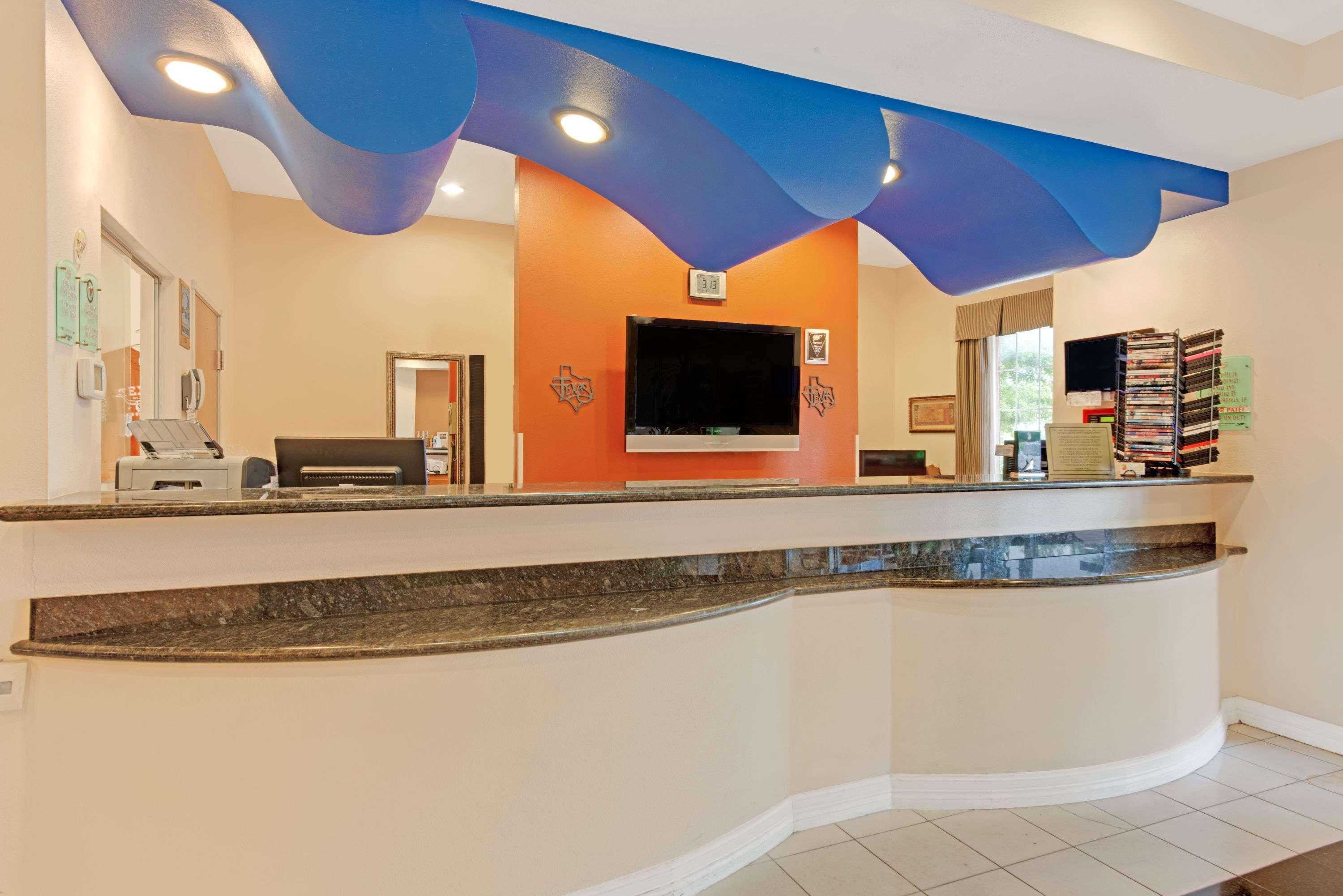 Super 8 By Wyndham Austin/Airport North Hotel Exterior foto