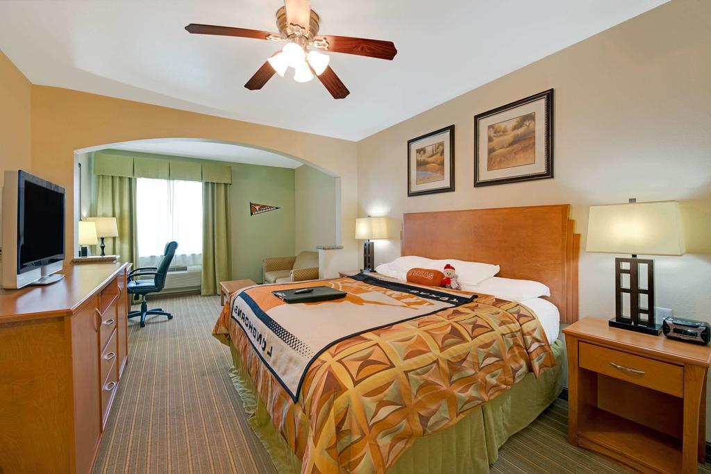 Super 8 By Wyndham Austin/Airport North Hotel Exterior foto