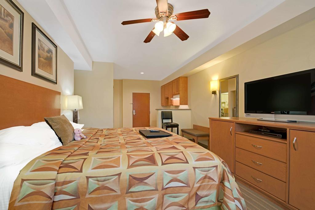 Super 8 By Wyndham Austin/Airport North Hotel Exterior foto